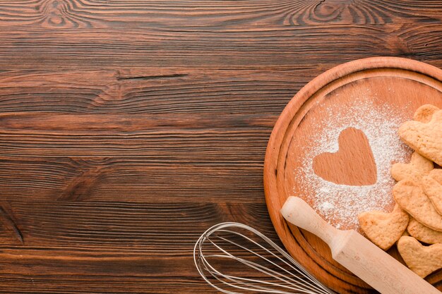 Utensilios de cocina con galletas para el día de san valentín