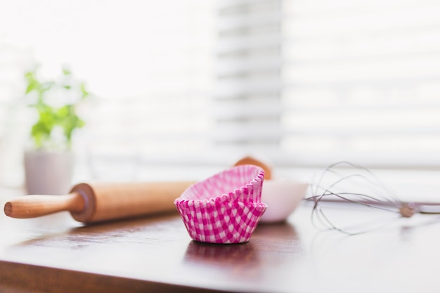 Foto gratuita utensilios para hornear en la mesa de madera