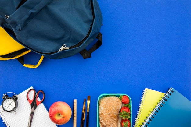 Foto gratuita Útiles escolares con bolsa y lonchera