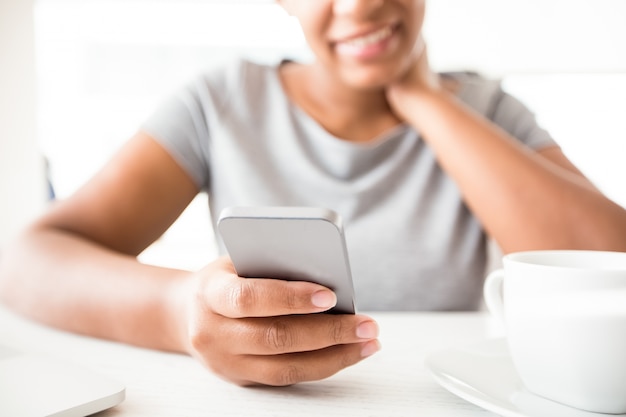 Foto gratuita utilizando café teléfono de la empresa de redes