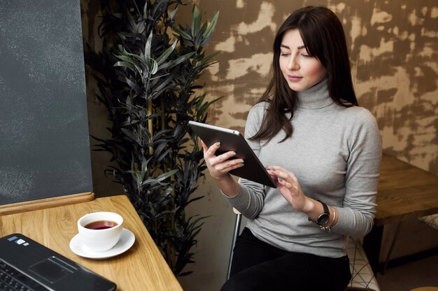 Utilizando computadora portátil de internet mujer ordenador