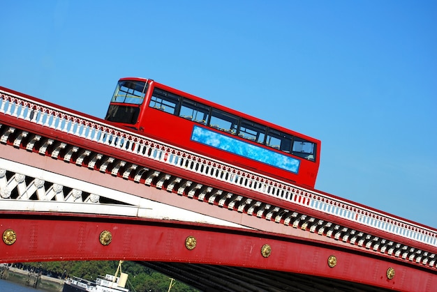 Utobús de dos pisos rojo en puente de blackfriars en londres