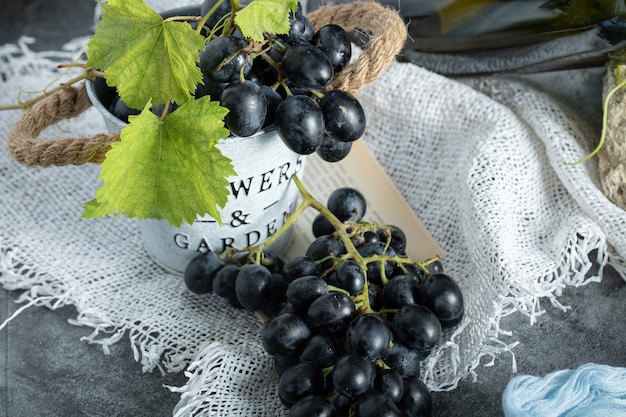 Uvas frescas con hojas en balde de cilicio