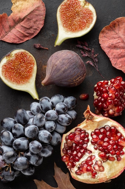 Uvas y frutas de otoño de granada