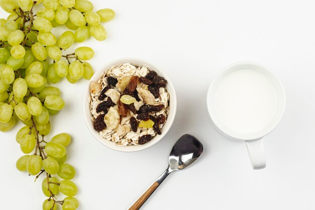 Uvas con gachas de avena y frutas secas