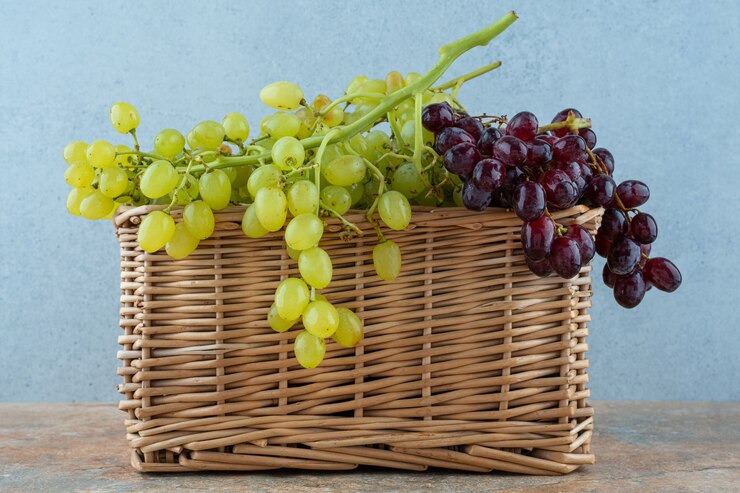 Foto gratuito uvas maduras en una canasta de mimbre.