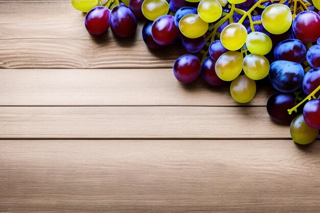 Uvas en una mesa de madera