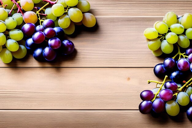Uvas en una mesa de madera