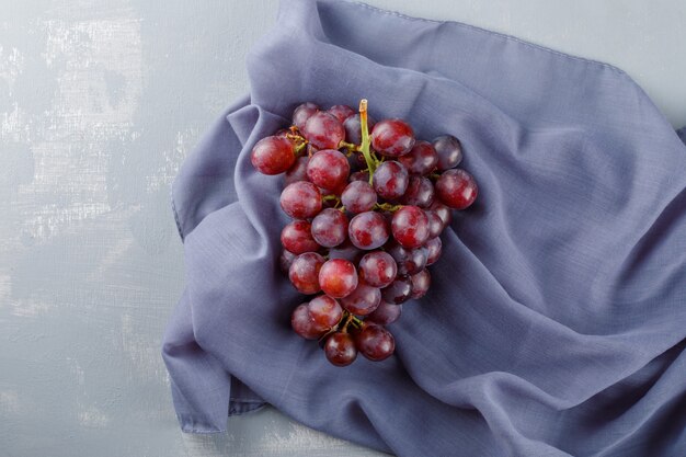 Uvas tintas sobre textil y yeso,