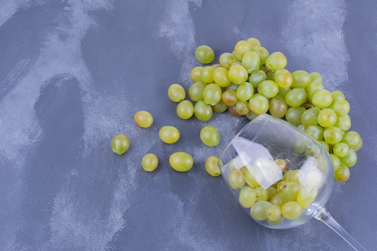 Foto gratuito uvas verdes de una copa de vino