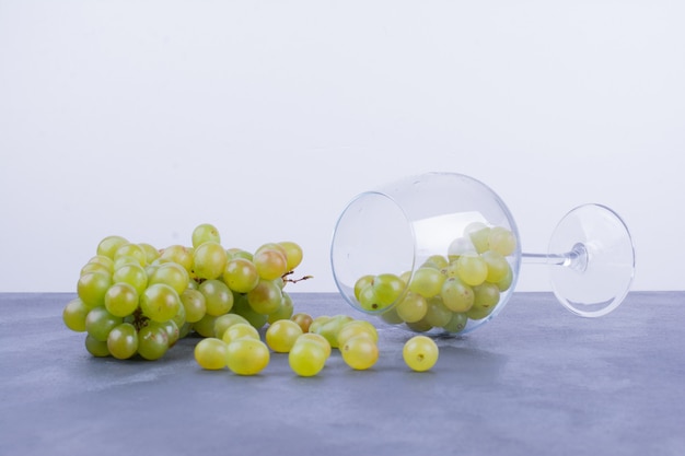 Uvas verdes de una copa de vino