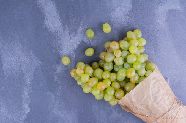 Uvas verdes envueltas en papel.