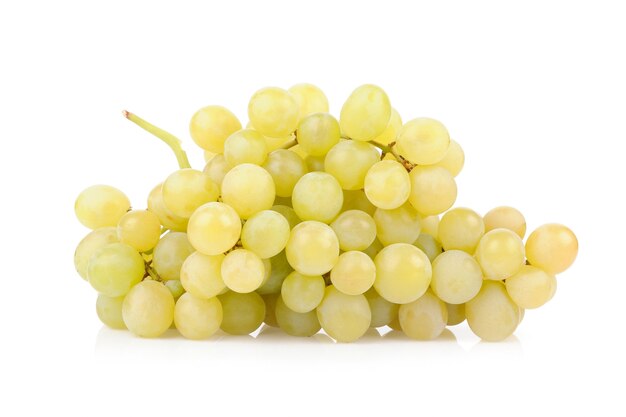 Uvas verdes frescas aisladas en blanco