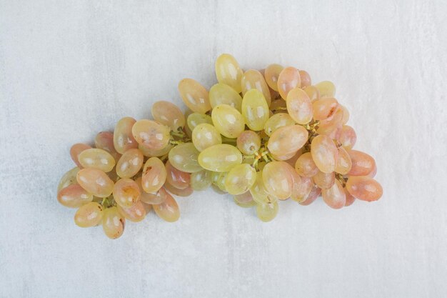 Uvas verdes frescas sobre fondo de piedra. Foto de alta calidad