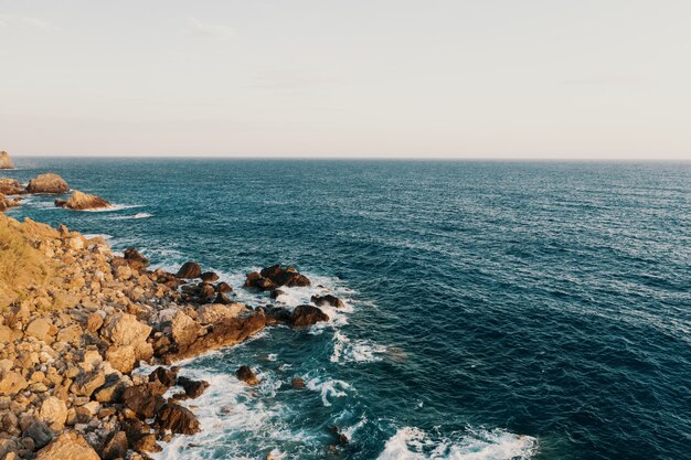 Vacaciones en la costa rocosa