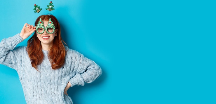 Foto gratuito vacaciones de invierno y concepto de ventas navideñas hermosa modelo pelirroja celebrando ropa de año nuevo