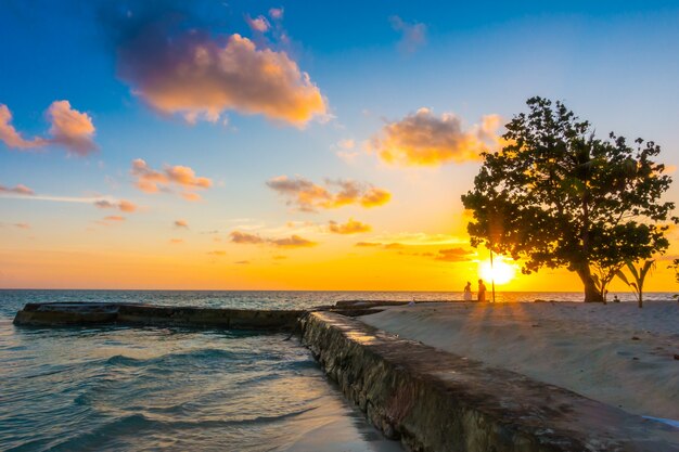 vacaciones isla paraíso turístico atardecer