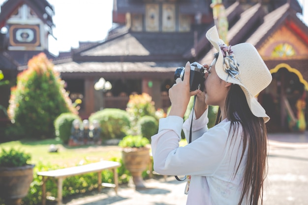 Foto gratuita vacaciones, mujeres tomando fotos del casco antiguo