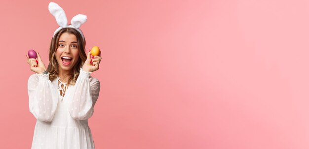 Vacaciones primavera y concepto de fiesta retrato de mujer joven encantadora emocionada celebrando la pascua en rab