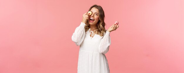 Vacaciones primavera y concepto de fiesta retrato de niña tierna y femenina despreocupada en vestido blanco holdi