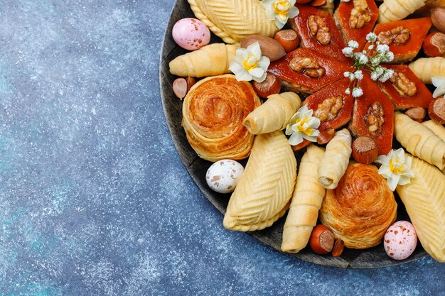 Vacaciones tradicionales de Azerbaiyán, galletas Novruz, baklavas y shakarburas en bandeja negra