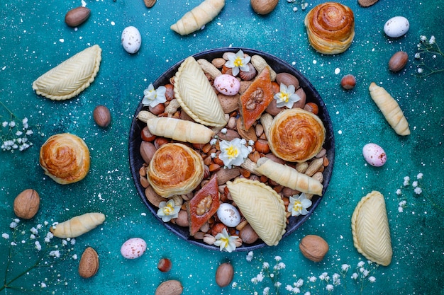 Vacaciones tradicionales de Azerbaiyán, galletas Novruz, baklavas y shakarburas en bandeja negra