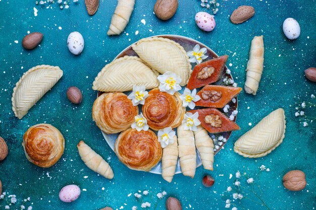 Vacaciones tradicionales de Azerbaiyán, galletas Novruz, baklavas y shakarburas en bandeja negra