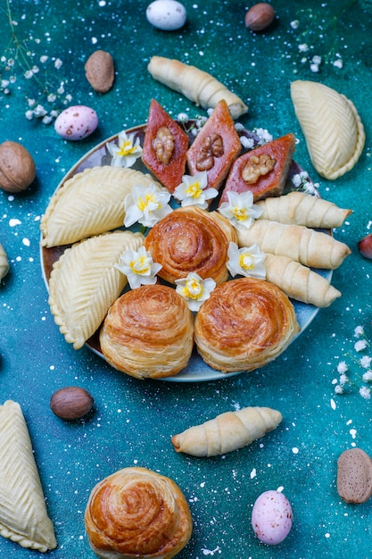 Vacaciones tradicionales de Azerbaiyán, galletas Novruz, baklavas y shakarburas en bandeja negra