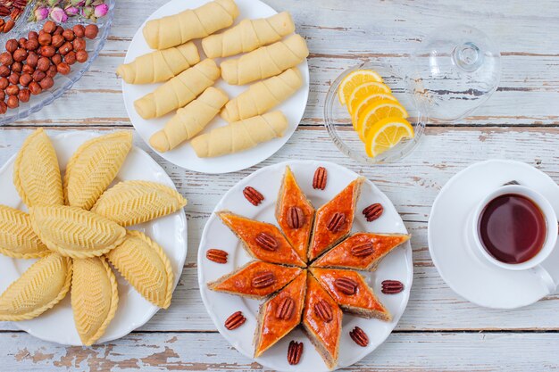 Vacaciones tradicionales de Azerbaiyán Novruz cookies baklava en plato blanco