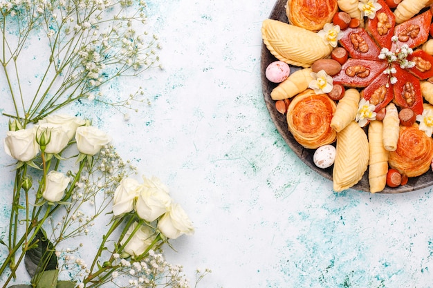 Vacaciones tradicionales de Azerbaiyán Novruz cookies baklavas y shakarburas en bandeja negra sobre la mesa