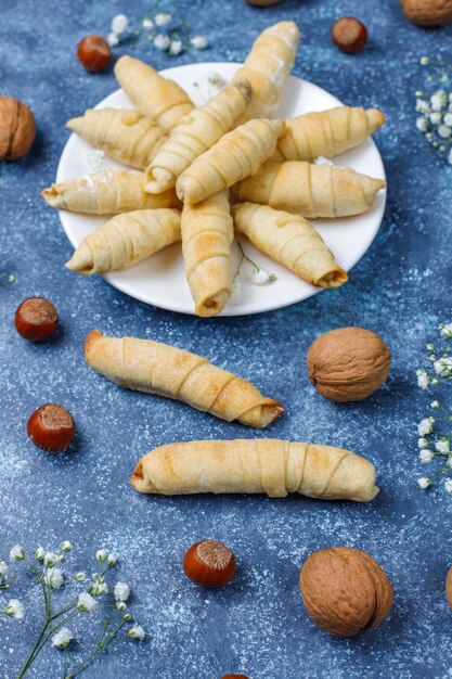 Vacaciones tradicionales de Azerbaiyán Novruz cookies mutaki en plato blanco