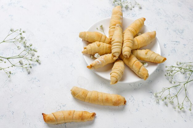 Vacaciones tradicionales de Azerbaiyán Novruz cookies mutaki en plato blanco