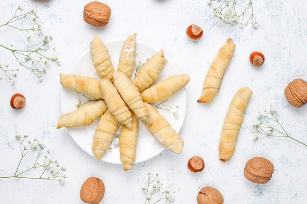 Vacaciones tradicionales de Azerbaiyán Novruz cookies mutaki en plato blanco