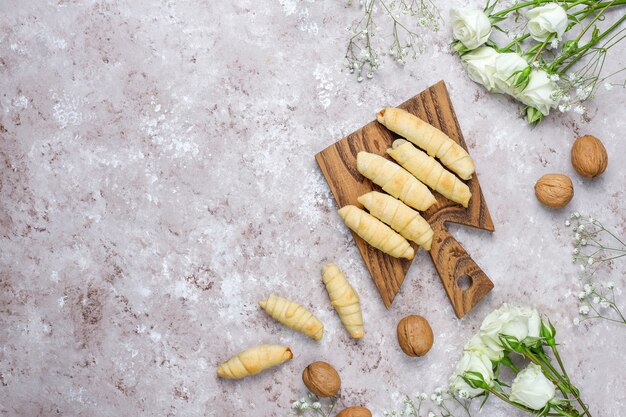 Vacaciones tradicionales de Azerbaiyán Novruz cookies mutaki en plato blanco