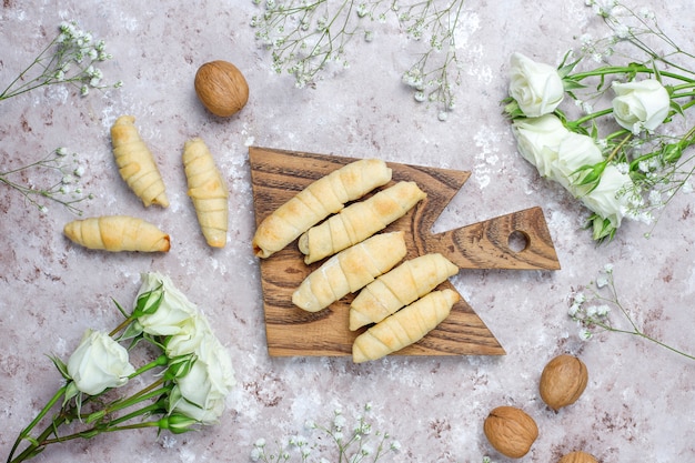 Vacaciones tradicionales de Azerbaiyán Novruz cookies mutaki en plato blanco