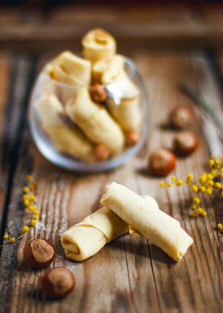 Vacaciones tradicionales de Azerbaiyán Nowruz cookies baklava en plato blanco con nueces y huzelnuts en placa verde, endecha plana