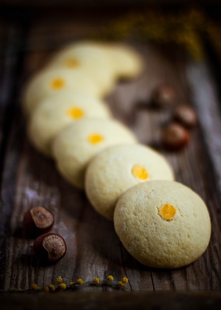 Foto gratuita vacaciones tradicionales de azerbaiyán nowruz cookies baklava en plato blanco con nueces y huzelnuts en placa verde, endecha plana