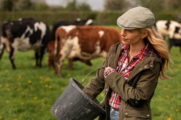 Foto gratuita vacas pastando en la granja