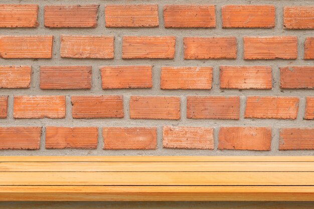 Vaciar los estantes de madera superior y el fondo de pared de piedra. Perspectiva estantes de madera marrón sobre fondo de pared de piedra. - se puede utilizar para la exhibición o el montaje de su products.Mock para arriba para la exhibición del producto.