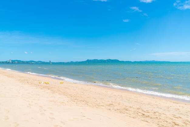 Vaciar el mar y la playa de fondo