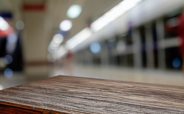 Vaciar la plataforma de madera mesa de espacio y borrosa cafetería donde el trabajo y lugar de reunión de fondo para el montaje de la pantalla del producto. Enfoque selectivo.