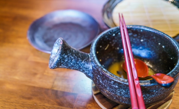 Vacío de fideos ramen japonés en la mesa