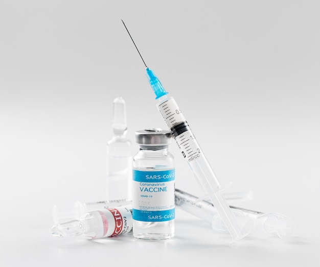 Vacuna y jeringa preventivas contra el coronavirus