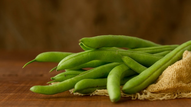 Vainas de guisantes de primer plano en la mesa