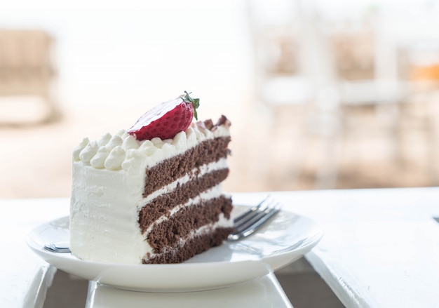 vainilla y pastel de chocolate con fresa