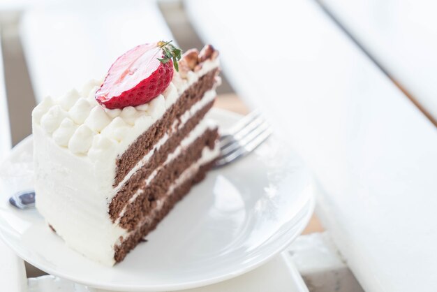 vainilla y pastel de chocolate con fresa