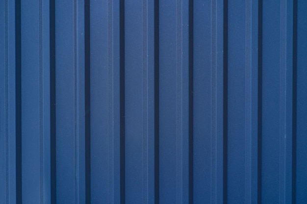 Valla de estaño galvanizado azul forrado de fondo. Textura de metal