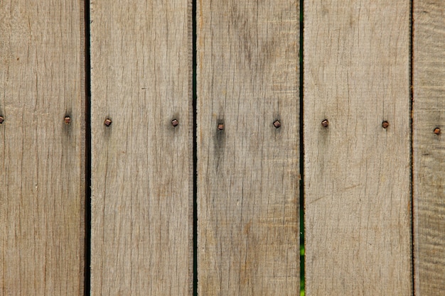 Valla de madera con clavos