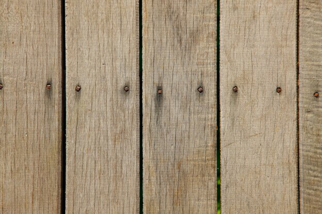 Valla de madera con clavos