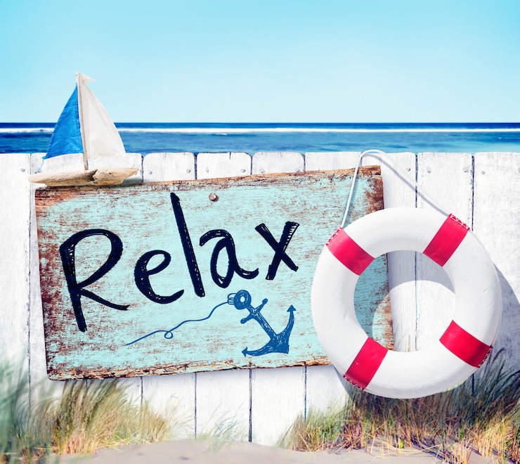 Foto gratuito valla de madera y letrero de relax en la playa